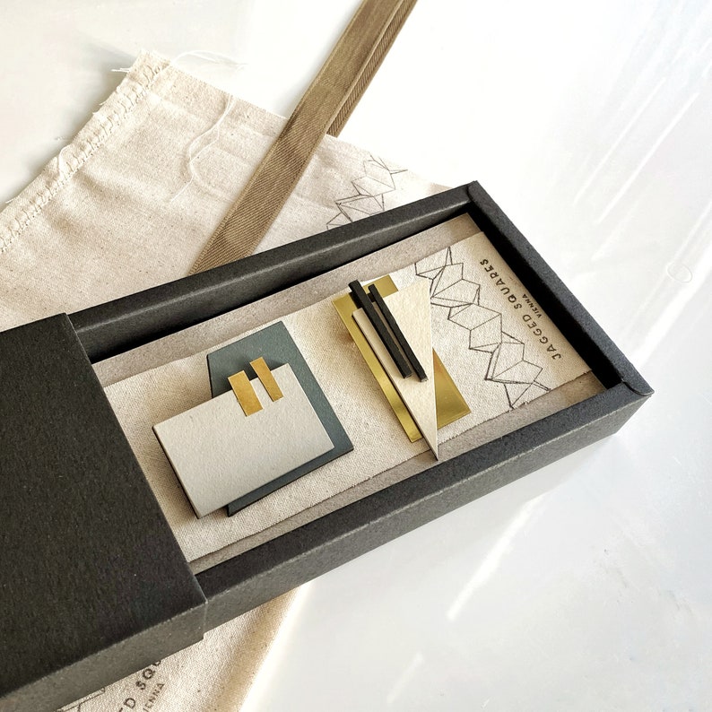 Broche art déco en blanco y negro, broche geométrico dorado para artistas, broche de chal moderno minimalista inspirado en bauhaus, regalo para arquitecto imagen 3