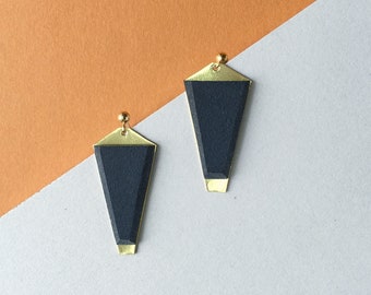 Pendientes geométricos negros y dorados, encanto de cometa negro en tachuelas rellenas de oro, pendientes colgantes de oro moderno, joyería ecológica minimalista