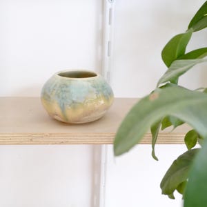 Grüne und gelbe Porzellanschale | Schmuckschale aus Keramik | Handgefertigte Schmuckschale | Kleine dekorative Vase im Wabi-Sabi-Stil | Geschenkidee für Zuhause
