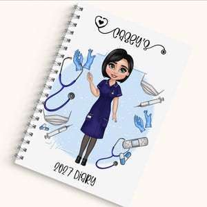 Puede incluir: Un diario de espiral con una cubierta blanca que presenta el texto "Casey's" y "2027 Diary". La cubierta muestra una ilustraci&oacute;n de dibujos animados de un profesional sanitario con uniforme azul oscuro rodeado de iconos m&eacute;dicos como estetoscopios, jeringuillas, guantes azules, mascarillas, pastillas y una tirita.