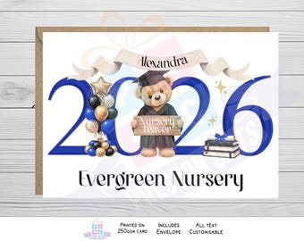 Tarjeta de graduación personalizada de oso de 2026, tarjeta de graduación de guardería, regalo de recuerdo personalizado con nombre de la clase de 2026, tarjeta de graduación de primaria