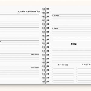 Puede incluir: Una agenda semanal de espiral abierta en una p&aacute;gina doble que muestra diciembre de 2026 y enero de 2027. Las p&aacute;ginas incluyen secciones rayadas para los d&iacute;as de lunes a viernes a la izquierda, y s&aacute;bado, domingo, notas y listas a la derecha.