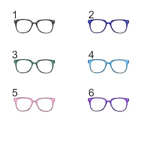 Puede incluir: Una ilustraci&oacute;n digital que muestra seis pares de gafas dispuestos en dos columnas, numerados del uno al seis. Las monturas aparecen en negro, azul oscuro, verde, azul claro, rosa y morado, cada una con una forma rectangular redondeada.