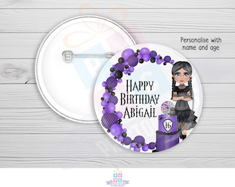 Puede incluir: Un pin blanco con un diseño de dibujos animados. El diseño incluye una niña, una tarta morada y el texto "Happy Birthday Abigail". El diseño está enmarcado por globos morados y negros. Personalizable con nombre y edad.