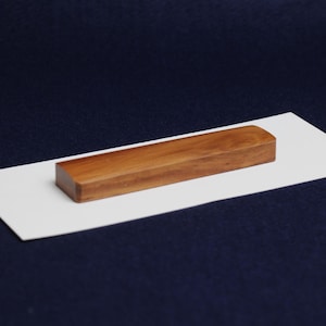 Wacholderholz Makta mit Schleifpapier zum Schneiden von arabischen Kalligraphie-Qalam-Stiften