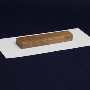 Rechteckige Nussbaum Holz Makta mit Schleifpapier zum Schneiden von Stiften für die arabische Kalligraphie