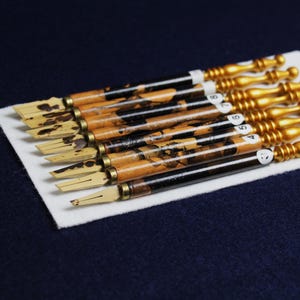 Set aus 8 gefleckten Bambus-Qalams für die arabische Kalligraphie: 3 - 10 mm