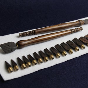 Luxuriöses Set für arabische Kalligraphie-Stifte: 2 Griffe und 20 1 bis 20 mm breite Ebenholzfedern