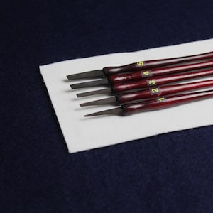 Set von 5 Qalam-Stiften mit Ebenholzfedern für die arabische Kalligraphie: 1, 2, 3, 4, und 5 mm breite Federn, weinroter Griff