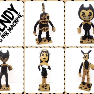 Puede incluir: Se muestran seis figuras de "Bendy and the Ink Machine". Las figuras son negras, beige y blancas, cada una sobre una base a juego. Los personajes incluyen a Bendy, Alice Angel y Boris the Wolf, con el logo del juego en la esquina superior izquierda.