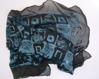 Seiden-Nikki-Tuch, (45) Ausbrennerware, ca. 55 x 55 cm, Hintergrund schwarz, Muster schimmert blau