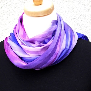 Zijden sjaal met satijnen strepen (3) handbeschilderd in violet, fuchsia, paars met beschilderd gezicht 180 x 45 cm &quot;Uitverkoop&quot;