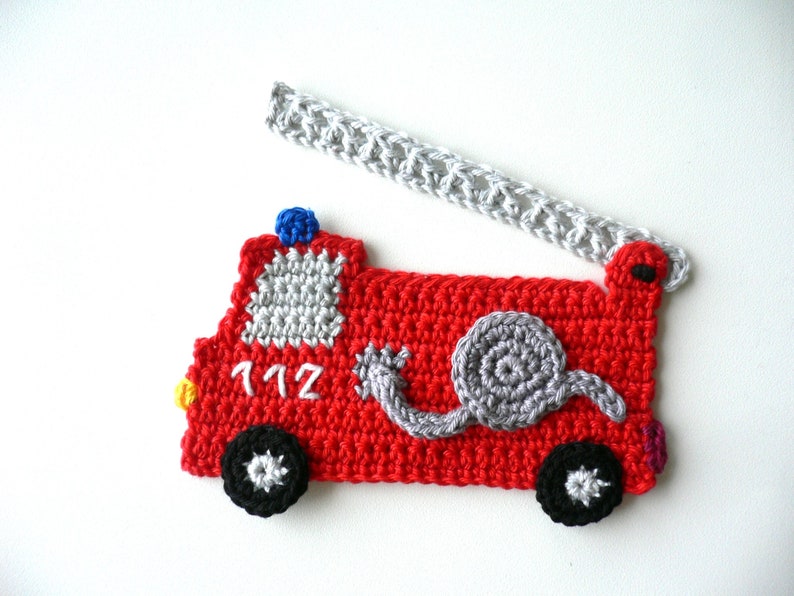 Feuerwehrauto, gehäkelt, Applikation, Häkelapplikation, Aufnäher, Accessoires, Crochet-Application Bild 2