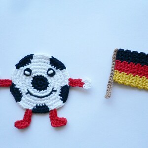 Fußball-Maskottchen Häkelapplikation, gehäkelt, Applikation, Aufnäher, Crochet-Application Bild 2