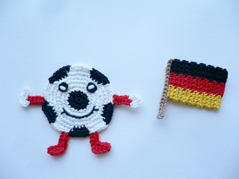 Fußball-Maskottchen Häkelapplikation, gehäkelt, Applikation, Aufnäher, Crochet-Application Bild 2