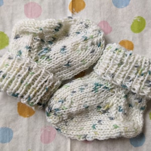 Calcetines de bebé - calcetines para recién nacido blancos con lunares de colores