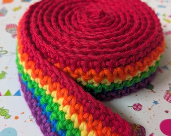 Gehäkeltes Schneckenband "Regenbogen" für kleine Hände