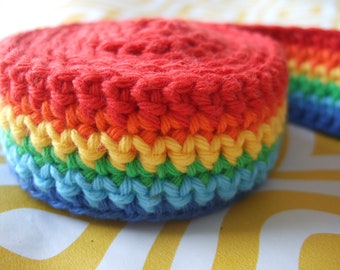 Gehäkeltes Schneckenband "Regenbogen" für kleine Hände