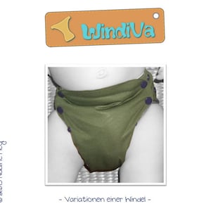 Könnte beinhalten: Eine olivgrüne Stoffwindel mit dunkelblauen Druckknöpfen wird gezeigt. Die Windel ist an einem Baby. Das Bild enthält den Text "Windiva" in Blau und ein Etikett mit dem Text "- Variationen einer Windel -."