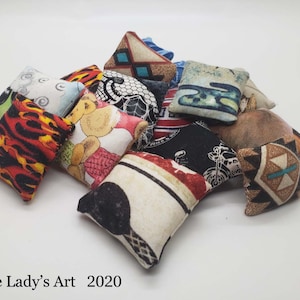 Almohadas en miniatura al azar
