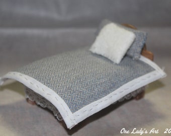 Casa de muñecas con cama doble a escala 1:24