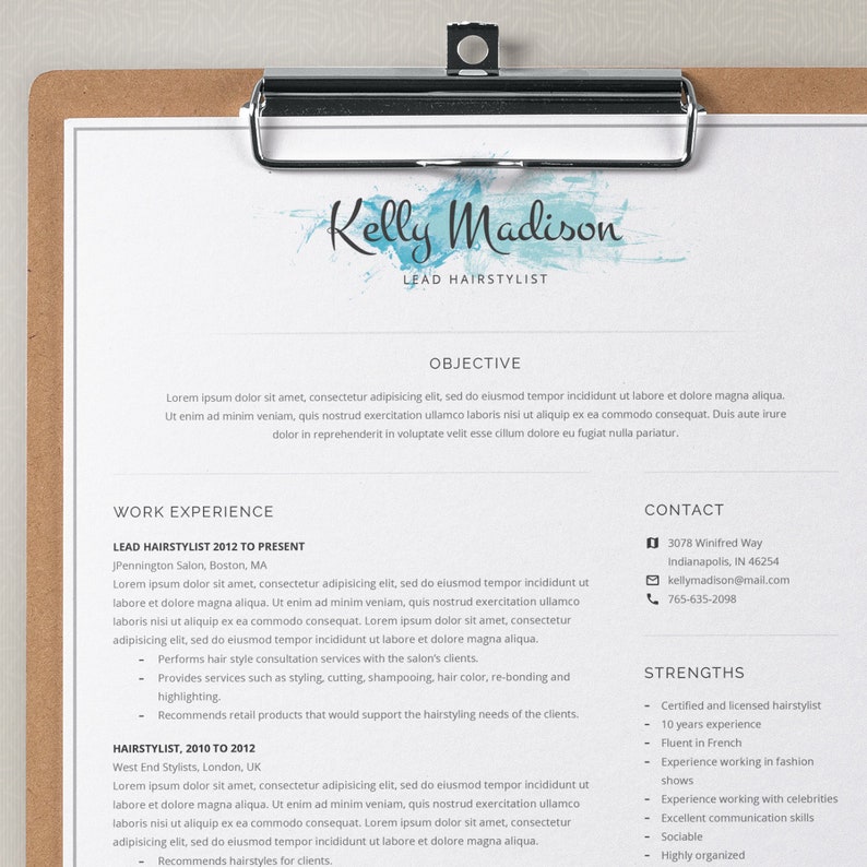 Peut inclure: Un curriculum vitae pour Kelly Madison, styliste capillaire principale. Le CV comprend ses coordonn&eacute;es, son exp&eacute;rience professionnelle et ses points forts. Le CV est sur un presse-papiers avec un fond bleu aquarelle.