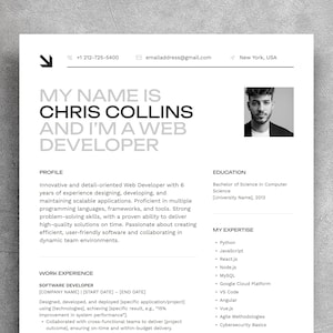 Könnte beinhalten: Ein schwarz-weißer Lebenslauf mit einem Kopfbild einer Person. Der Lebenslauf listet den Namen der Person als Chris Collins auf und gibt an, dass er Webentwickler ist. Der Lebenslauf enthält Abschnitte für Profil, Berufserfahrung, Ausbildung und meine Expertise. Der Profilbereich beschreibt Chris als einen innovativen und detailorientierten Webentwickler mit 6 Jahren Erfahrung. Der Bereich Berufserfahrung listet eine Position als Softwareentwickler in einem Unternehmen auf. Der Ausbildungsbereich listet einen Bachelor of Science in Informatik von einer Universität auf. Der Bereich Meine Expertise listet eine Vielzahl von Programmiersprachen und Technologien auf, in denen Chris versiert ist, darunter Python, JavaScript, React.js, Node.js, MySQL, Google Cloud Platform, VS Code, Angular, Vue.js, Agile Methoden und Grundlagen der Cybersicherheit.