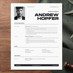 Könnte beinhalten: Eine professionelle Lebenslaufvorlage in Schwarz-Weiß mit einem Porträtfoto, dem Namen Andrew Hopfer sowie Abschnitten für Berufserfahrung, Fähigkeiten und Ausbildung, die Platzhaltertext für Kontaktdaten enthält.