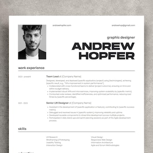 Könnte beinhalten: Ein schwarz-weißer Lebenslauf mit einem Kopfbild eines Mannes. Der Lebenslauf ist für einen Grafikdesigner namens Andrew Hopper. Der Lebenslauf listet seine Berufserfahrung und Fähigkeiten auf. Zu den aufgeführten Fähigkeiten gehören UX-Recherche, Wireframing & Prototyping, Usability-Tests, Interaktionsdesign, Visuelles Design, Responsive Webdesign, Informationsarchitektur und Agile und Scrum-Methoden.