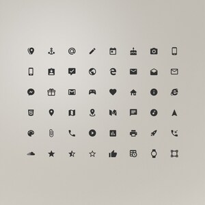 Peut inclure: Un ensemble de 48 ic&ocirc;nes noires et blanches repr&eacute;sentant divers symboles, notamment la localisation, l'ancre, le courriel, le crayon, le calendrier, le g&acirc;teau d'anniversaire, l'appareil photo, le t&eacute;l&eacute;phone, le chat, le cadeau, le courrier, la manette de jeu, le c&oelig;ur, la maison, l'information, le globe, le navigateur, le signet, la carte, le message, la note de musique, la fl&egrave;che, le pinceau, le trombone, le t&eacute;l&eacute;phone, la lecture, le graphique, l'imprimante, la fus&eacute;e, le t&eacute;l&eacute;phone, le nuage, l'&eacute;toile, le pouce en l'air, l'horloge et la grille.
