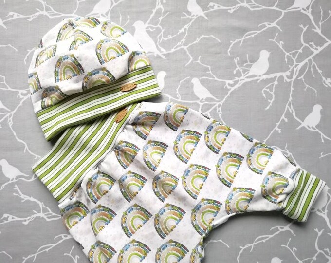 Newborn set for baby boy made of cap and pump pants, white/green, cars on rainbow