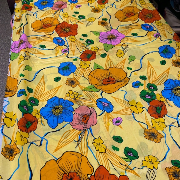 Viscose Italiaanse stof Heldere bloemen op een gele achtergrond voor naaiprojecten 55" (140cm) enkele lijstbreedte, stof op maat gesneden