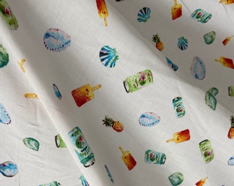 Tessuto in viscosa bianca i cantieri con un delicato motivo estivo (piccoli ananas, conchiglie) - perfetto per un abito estivo fai-da-te, larghezza 55"/140 cm