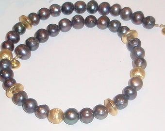 Grey freshwater pearl necklace with gilded elements