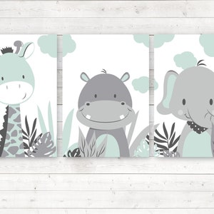 Könnte beinhalten: Ein Set aus drei Kinderzimmerdrucken mit einer Giraffe, einem Flusspferd und einem Elefanten. Die Tiere sind im Cartoon-Stil mit grauen und hellblauen Farben illustriert. Der Hintergrund ist weiß mit grünen Blättern.