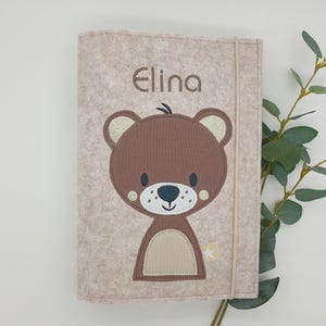 Filz U-Heft Hülle bestickt mit Bär und personalisiert mit Name auch für Schweizer Gesundheitsheft, Babygeschenk zur Geburt / beige braun