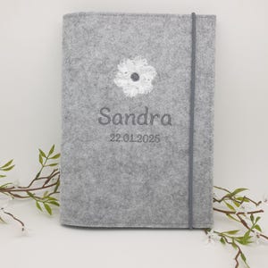 Personalisierte U-Heft Hülle Filz, bestickt mit Name, Datum und Blume, Untersuchungsheft Hülle, Gesundheitsheft Hülle, Geschenk zur Geburt