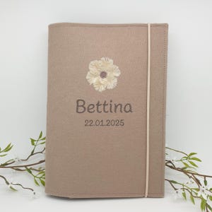 Hülle U-Heft Filz, personalisierte U-Heft Hülle mit Name, Datum und Blumenmotiv bestickt, auch für Gesundsheitsheft Hülle in der Schweiz