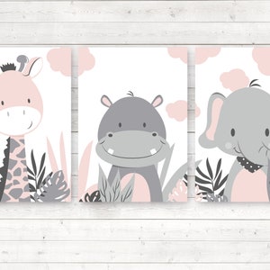 Bilder Kinderzimmer Poster Kinderbilder, 3er Set Giraffe, Nilpferd, Elefant im Dschungel wahlweise mit Namen, A4 weiß rosa