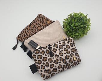 Kleine Schminktasche aus Cord, personalisierte Kosmetiktasche mit goldfarbenen Buchstabe, Make-up Tasche, kleiner Kulturbeutel Leoprint