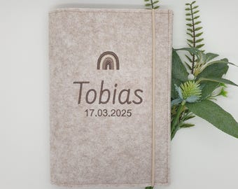Personalisierte U-Heft Hülle Filz Regenbogen beige, bestickt mit Namen und Datum, Gesundheitsheft Hülle Schweiz