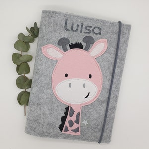 U-Heft Hülle Filz hellgrau bestickt mit Name und Giraffe  in Grau Rosa