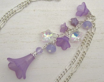 Y-Kette "Glockenblumen und Glitzersterne"  52cm lang rundum plus 9cm Anhänger - Halskette mit lila Lucite-Blüten u. irisierenden Glassternen