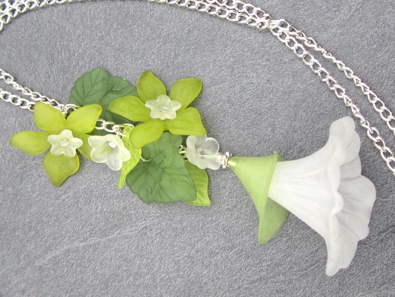 Y-chain WHITE FINGERHUT with leaves 56 cm long all around plus 8 cm pendant necklace with Lucite flowers and leaves silver-colored-white-green