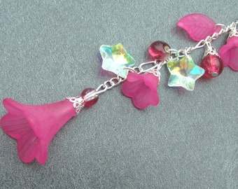 Y-Kette "Glockenblumen und Glitzersterne"  56cm lang rundum plus 9cm Anhänger - Halskette mit Lucite-Blüten und irisierenden Glassternen