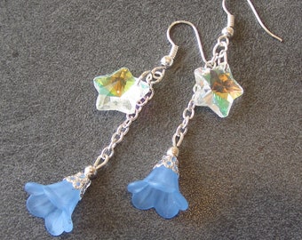 Ohrhänger "Blaue Glockenblume und Glitzerstern" 60mm lang insgesamt - blaue Lucite Blüte und irisierender Glasstern