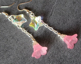 Ohrhänger "Rosa Glockenblume und Glitzerstern" 62mm lang insgesamt - rosa Lucite Blüte und irisierender Glasstern