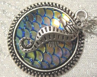 Halskette DANCING SEAHORSE 56cm rundum - Schuppen-Cabochon blau Seepferdchen Kette Modeschmuck