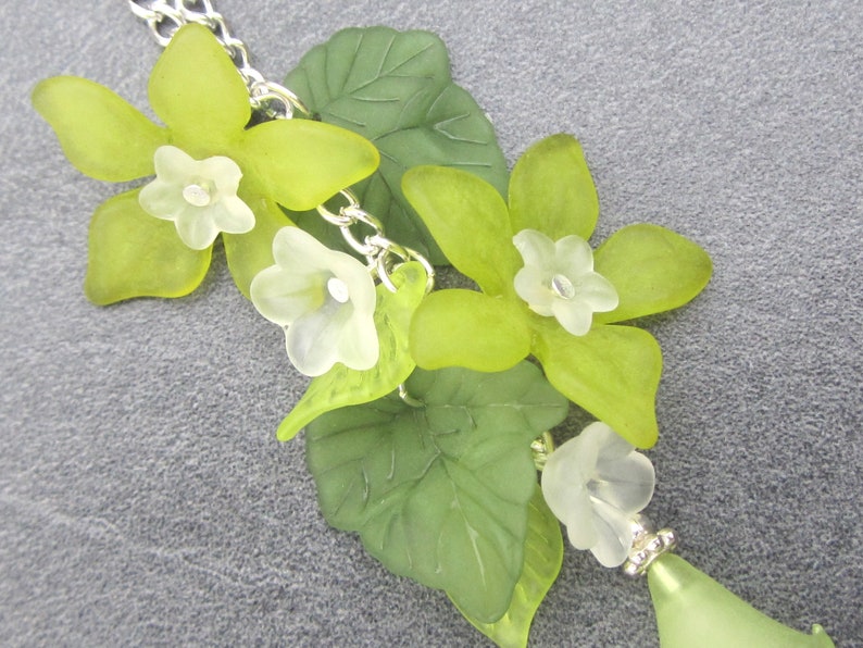 Y-chain WHITE FINGERHUT with leaves 56 cm long all around plus 8 cm pendant necklace with Lucite flowers and leaves silver-colored-white-green