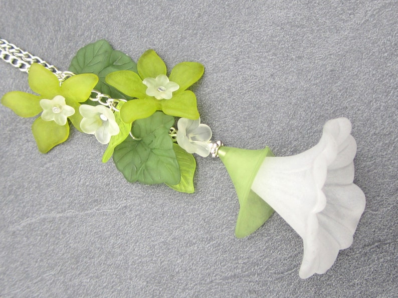 Y-chain WHITE FINGERHUT with leaves 56 cm long all around plus 8 cm pendant necklace with Lucite flowers and leaves silver-colored-white-green